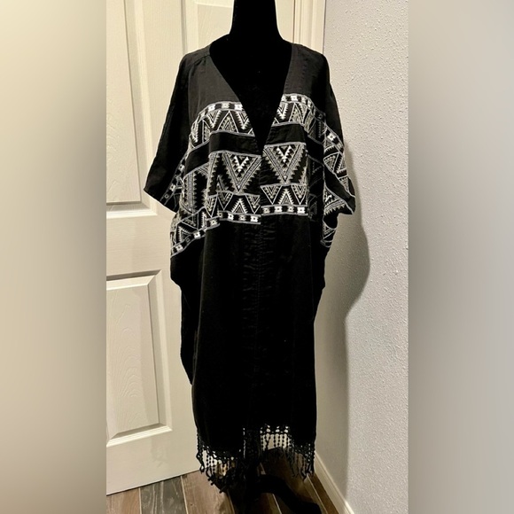 World Market Linen Blend Embroidered Southwestern Wrap Shawl Fringe One Size - Picture 1 of 9
